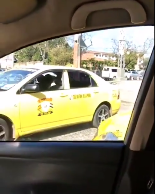 Conductora de Uber es agredida y acorralada por taxistas