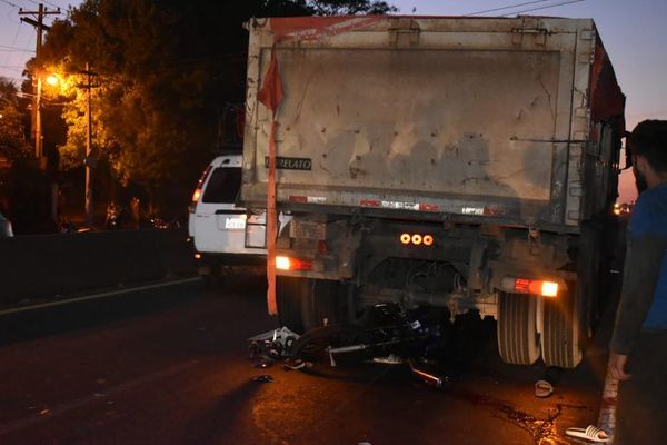 Motociclistas chocan contra camión en la PY-02 y el tránsito queda congestionado - Nacionales - ABC Color