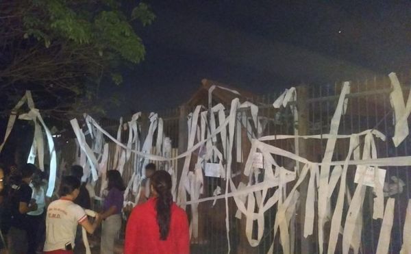 Estudiantes escrachan al ministro Petta en su domicilio - Nacionales - ABC Color
