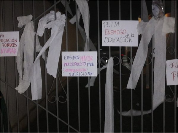 Estudiantes escrachan a Petta y empapelan su casa