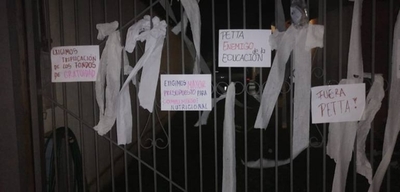 HOY / Secundarios se hacen sentir y escrachan a Petta frente a su domicilio