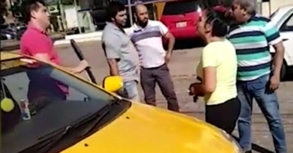 Enjambre amarillo le apretó a una doña Uber