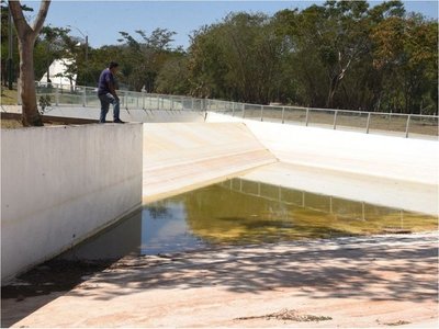 El Parque Urbano, con agua estancada y baño clausurado