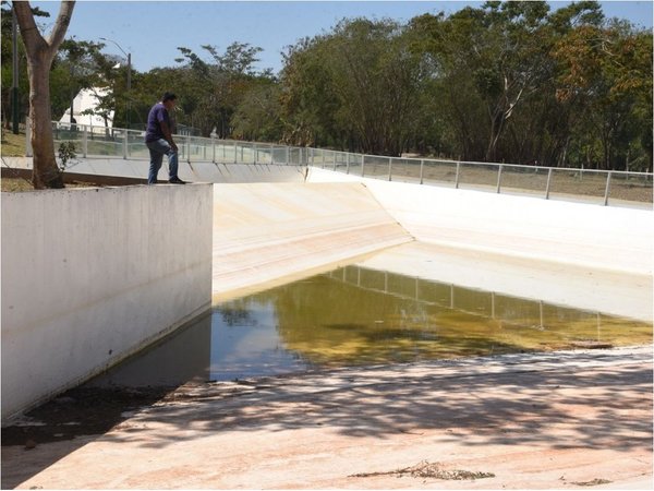 El Parque Urbano, con agua estancada y baño clausurado
