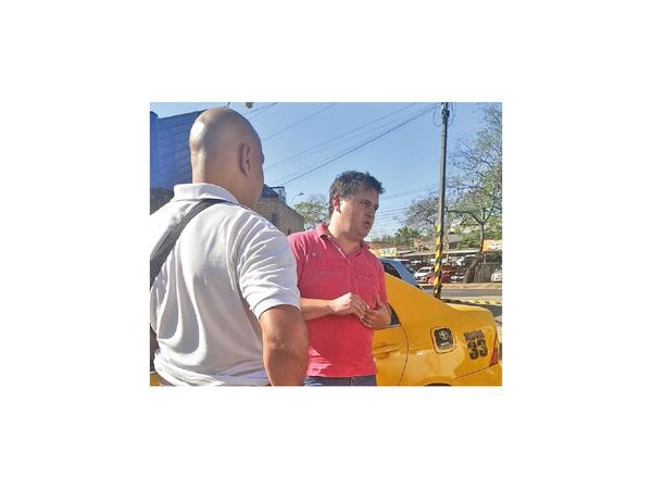 Varios taxistas tuvieron de rehén a una conductora de Uber por más de una hora