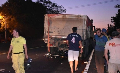 HOY / Joven muere y otro queda grave tras chocar contra camión