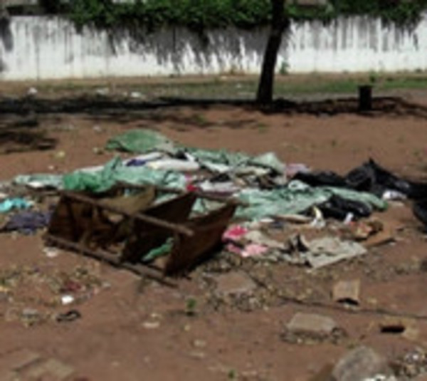 Vecinos a la obra: Hermosean plaza ocupada por damnificados - Paraguay.com