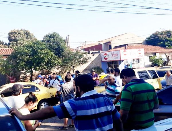 Taxista dice que conductora de Uber incurrió en “robo de pasajero” - Nacionales - ABC Color