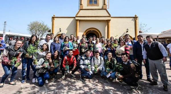 Como acción de retorno social, becarios reforestan espacios públicos en sus comunidades