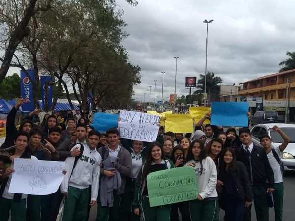 Estudiantes secundarios retomarán paro y cerrarán rutas, por desinterés del MEC - ADN Paraguayo