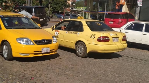HOY / Taxistas alegan que conductora de Uber les robó pasajera y desmienten agresión