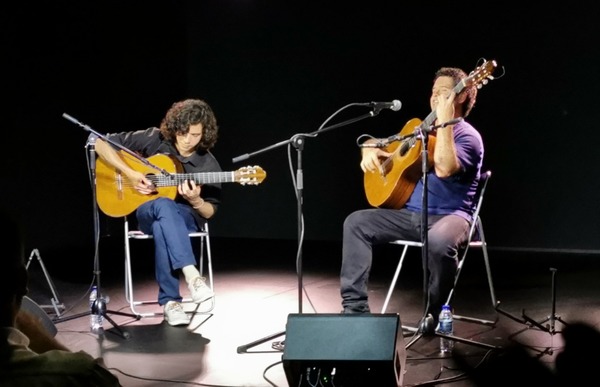Guitarristas de Caaguazú dieron concierto en la Casa de América de Cataluña, España | .::Agencia IP::.