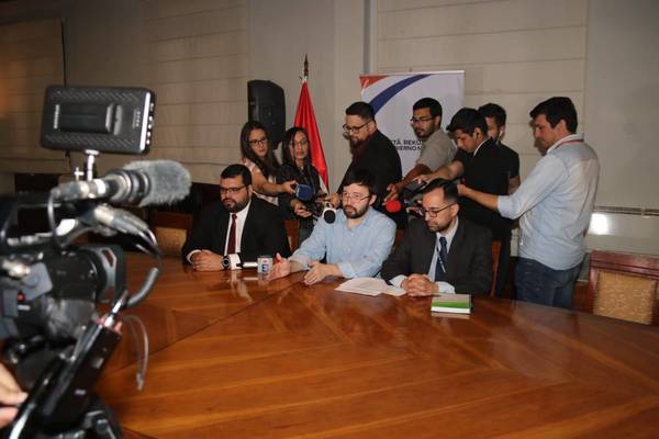 Arropado en “comisarías móviles” el Ministerio del Interior compró mesas que valen 435.000 a 7.000.000 cada una - ADN Paraguayo