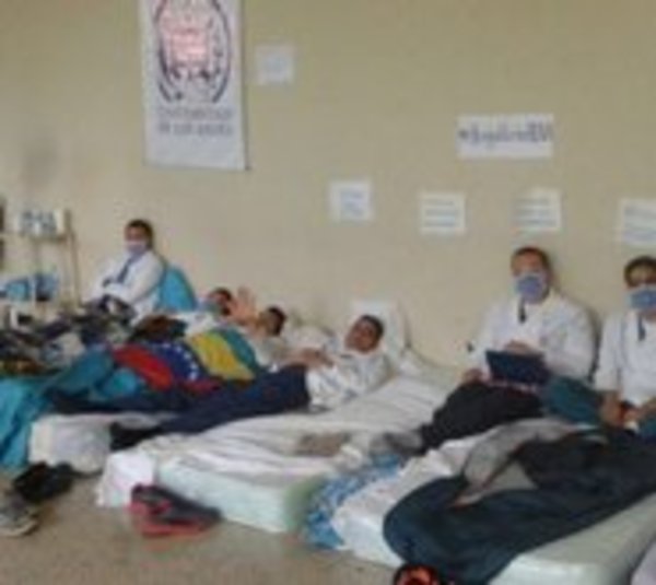 Diez médicos venezolanos cumplen 72 horas en huelga de hambre - Paraguay.com