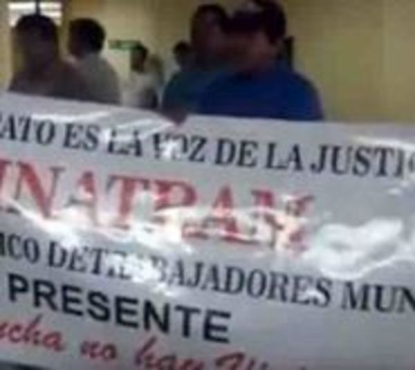 Desvinculados inician protesta en intendencia - Paraguay.com