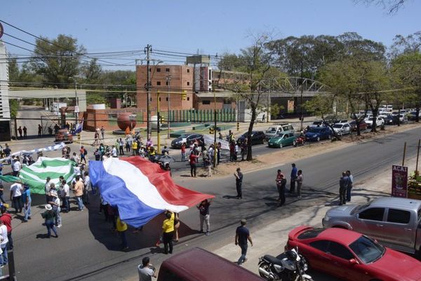 La UNA sigue movilizada esperando que Hacienda remita expediente al Parlamento - Nacionales - ABC Color
