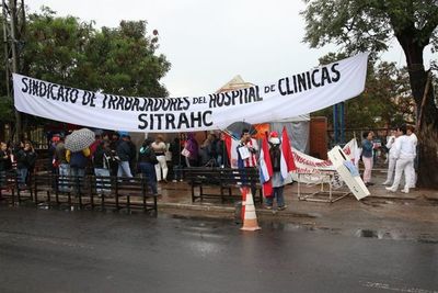 Hacienda acuerda nivelación salarial para funcionarios de Clínicas