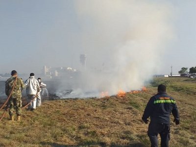 Controlan incendio de pastizal en el Silvio Pettirossi