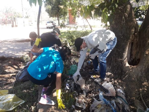 Grupo juvenil colorado limpió parte de cauce hídrico | San Lorenzo Py