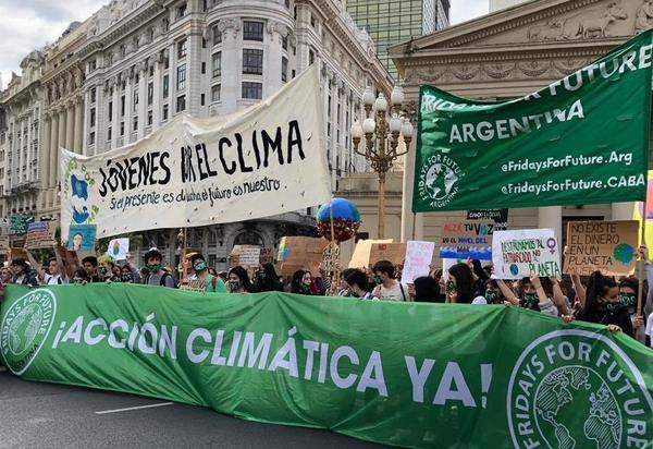 Miles de jóvenes marcharon en Buenos Aires contra el cambio climático » Ñanduti