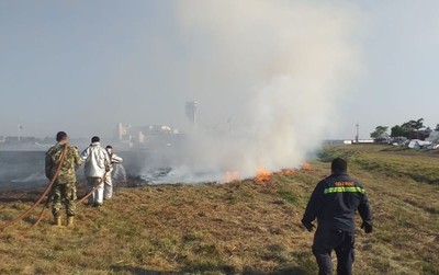 Bomberos controlan incendio de pastizal del Aeropuerto Silvio Pettirossi