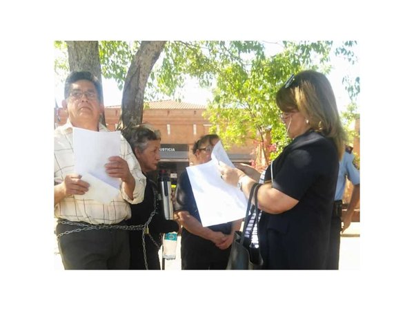 Abuelos se encadenaron por la tenencia de su nieto, cuya madre fue asesinada