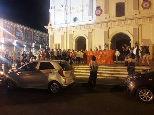 Manifestación frente a la Catedral y la UCA  pidiendo renuncia de Kriskovich - Nacionales - ABC Color