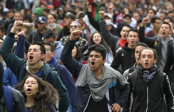 Estudiantes de 11 universidades protagonizan violenta protesta en Bogotá - Mundo - ABC Color
