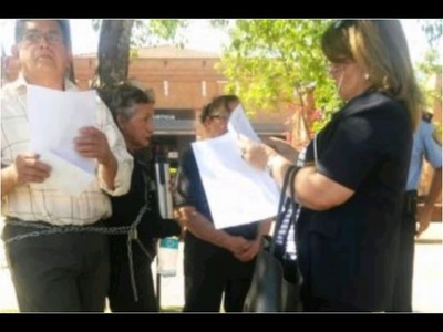 Abuelos se encadenaron por la tenencia de su nieto, cuya madre fue asesinada