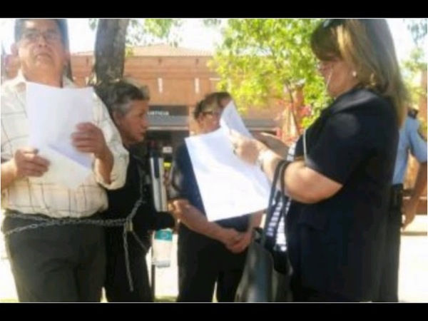 Abuelos se encadenaron por la tenencia de su nieto, cuya madre fue asesinada