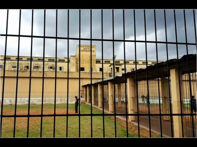 ?AGENTES PENITENCIARIOS REQUISAN SUPUESTA DROGA DE UN COMPAÑERO