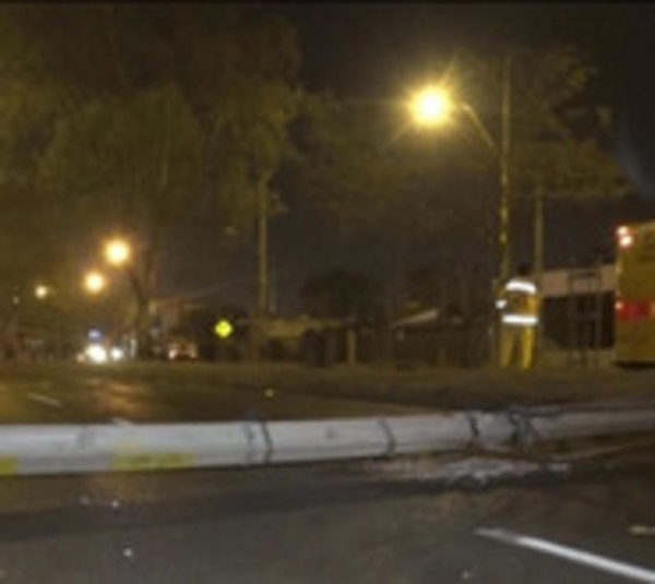 Chocó y volcó al esquivar a un peatón imprudente - Paraguay.com