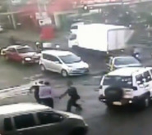 Automovilistas propinan golpiza a PMT en plena avenida - Paraguay.com
