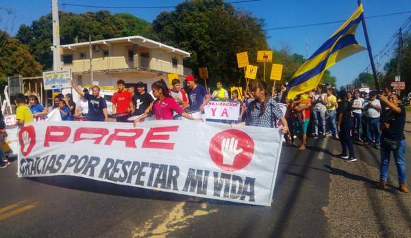 Estudiantes cierran ruta y emplazan a MOPC a señalizar ruta en Costa Sosa •