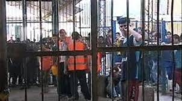 HOY / VIDEO! Pelea de clan Rotela y PCC, polvorín en Tacumbú: 1 guardia por cada 80 reos