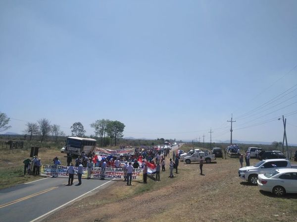Con cierre de ruta exigen distritación de la Colonia César Barrientos de Ybycuí - Nacionales - ABC Color