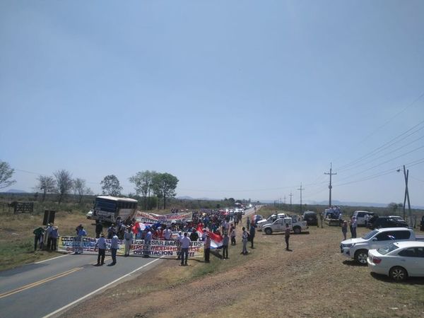 Con cierre de ruta exigen distritación de la Colonia César Barrientos de Ybycuí  - Nacionales - ABC Color