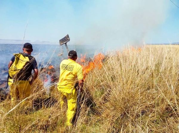 Incendio de pastizal consume campos de Paraguarí - Nacionales - ABC Color