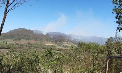 En el Ybytyruzú con avión cisterna combaten voraz incendio forestal