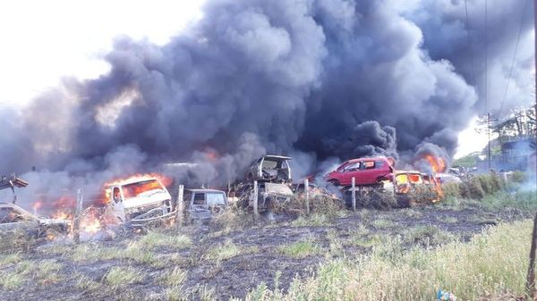 Treinta vehículos incendiados en CDE  - Nacionales - ABC Color