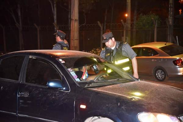 En una noche sacan de circulación a 105 conductores ebrios en Central •