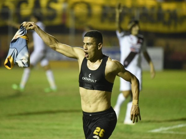 Guaraní derrota a River en la agonía y mete presión arriba