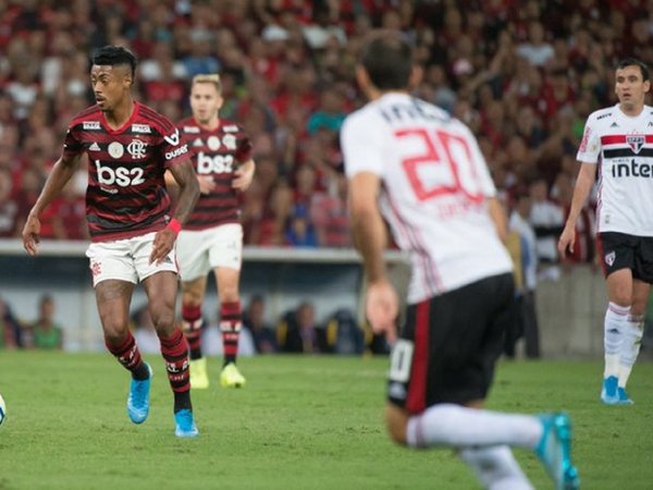 Líder Flamengo cede empate en casa ante el Sao Paulo de Dani Alves