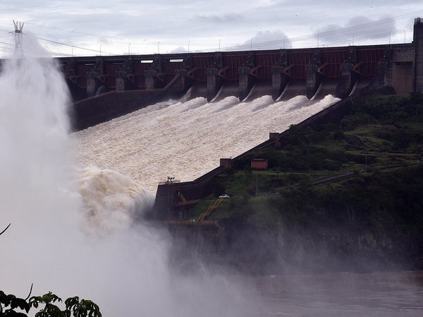 Cuestionadas areneras lograron que Itaipú les dé contratos de alquiler