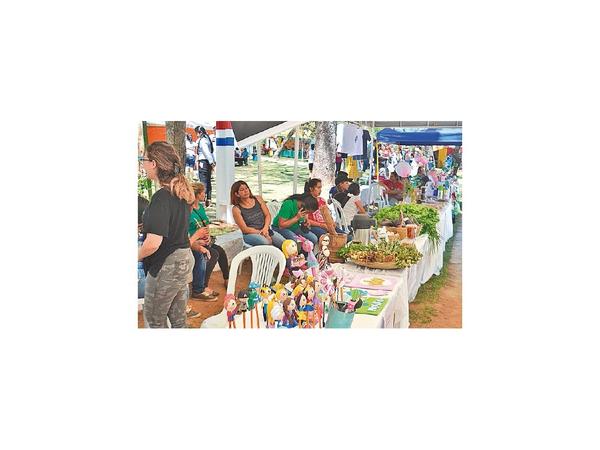 En la Expo Cuero 40 expositores ofertan artesanías en Atyrá