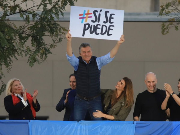Macri inicia su campaña con una multitudinaria movilización
