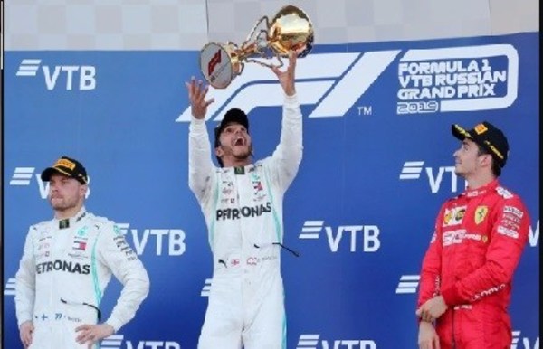 Hamilton se aprovecha de los líos de Ferrari - ADN Paraguayo