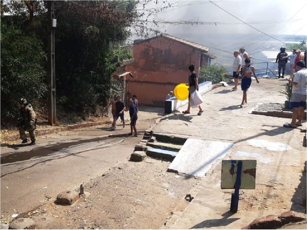 Incendio de gran magnitud afecta a viviendas en la Chacarita