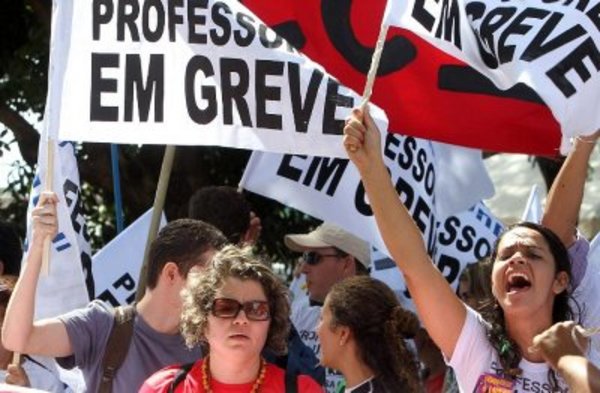 Professores da rede estadual aprovam estado de greve em assembleia geral
