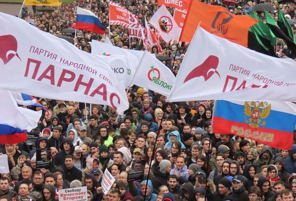 Miles de personas protestan en Moscú para exigir la liberación de manifestantes encarcelados | .::Agencia IP::.